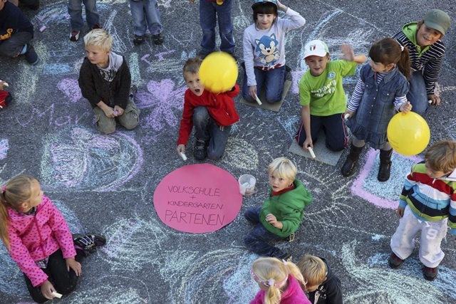 Kinder des Kindergartens und der Volksschule Partenen auf bemaltem Kreis