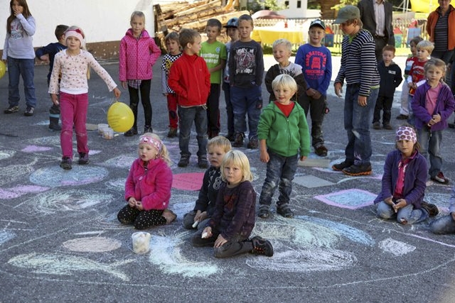 Kinder auf bemaltem Kreis