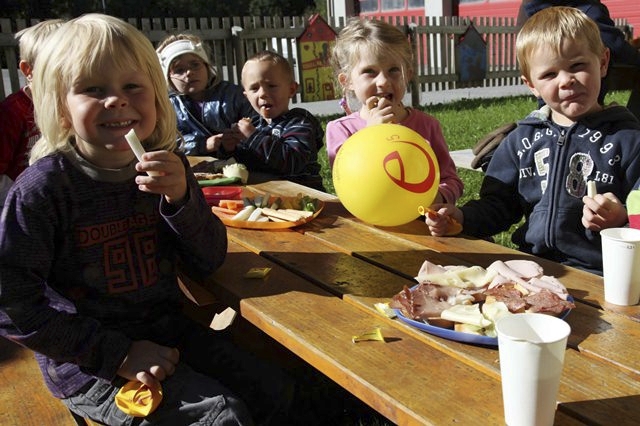 Kinder des Kindergartens genießen die gesunde Jause