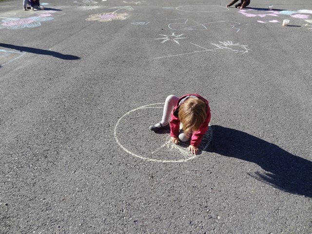 Kindergartenkind malt einen Kreis