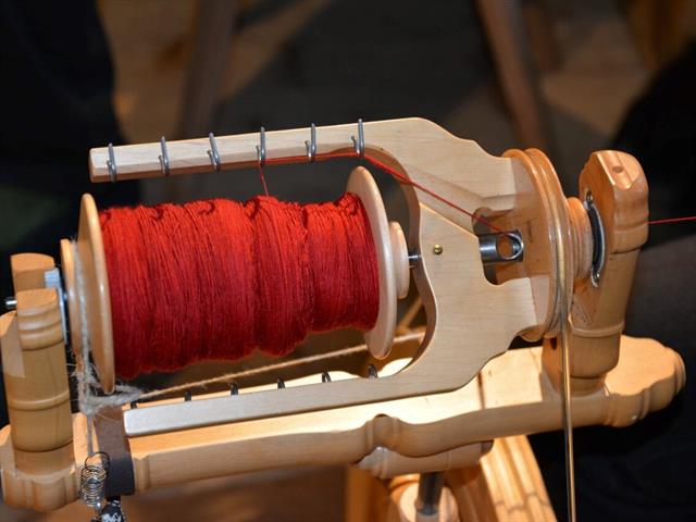 Spinnstube - von der Wolle zum Faden - zum fertigen Stoff. Alte Handwerkstechniken neu belebt.