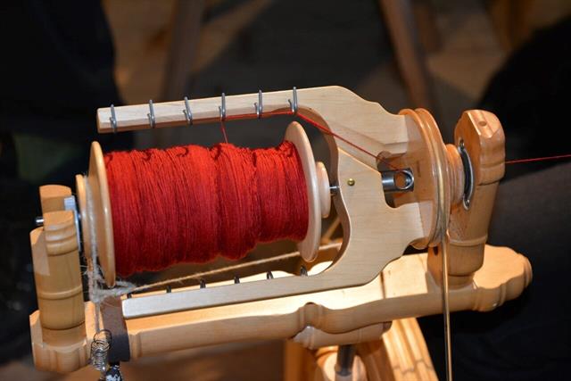 Spinnstube - von der Wolle zum Faden - zum fertigen Stoff. Alte Handwerkstechniken neu belebt.